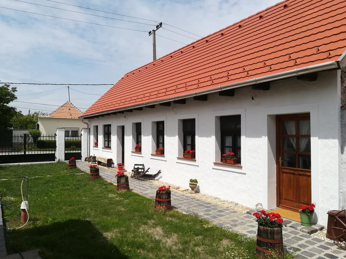 Szent Ivan Vendeghaz Tata Exterior foto